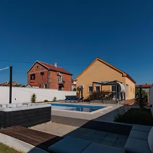 Family And Friends Private Heated Pool With Jacuzzi Zadar
